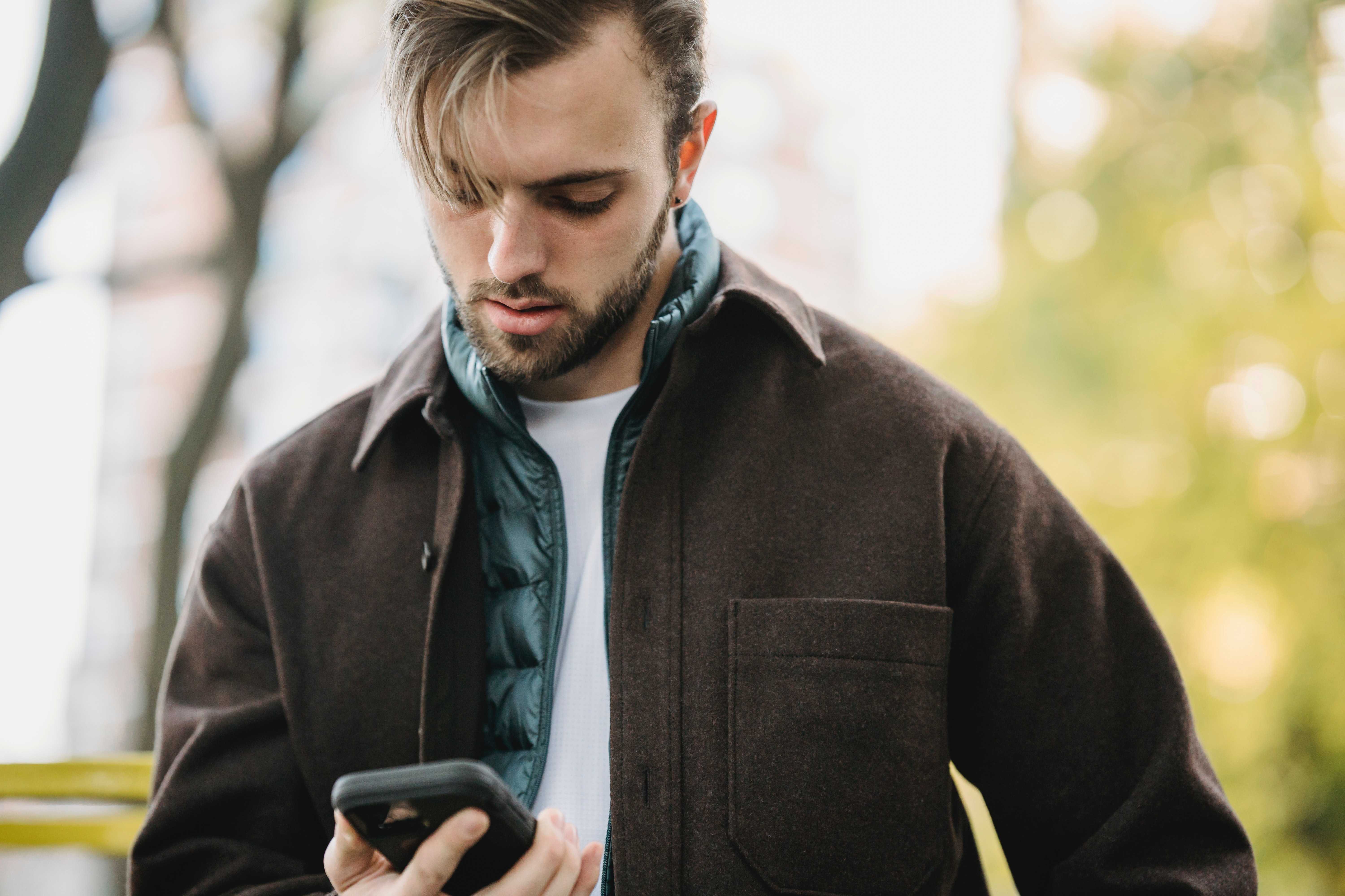 Foto van een man die een sms ontvangt